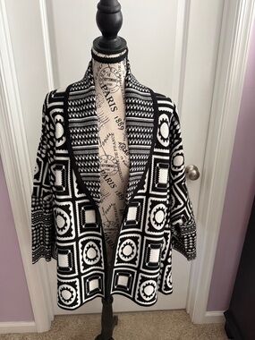 Black & White Geometric Open-Front Women's Sweater